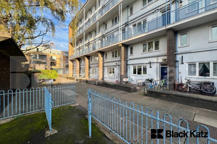 Charming private garden with wooden floors throughout  Cluny Estate , London bridge